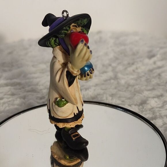 Hallmark Keepsake 2005 "Cass Taspell" Hauntington Collection Halloween Ornament - Picture 4 of 7